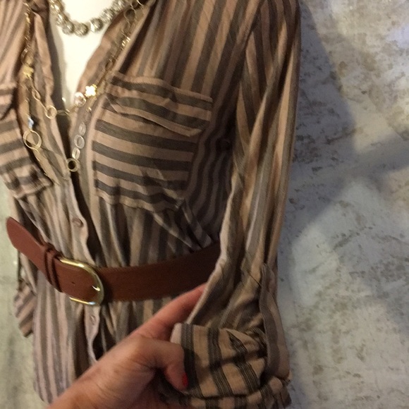 FABULOUS E&M SHIRT UP FOR GRABS👚 - Picture 2 of 8